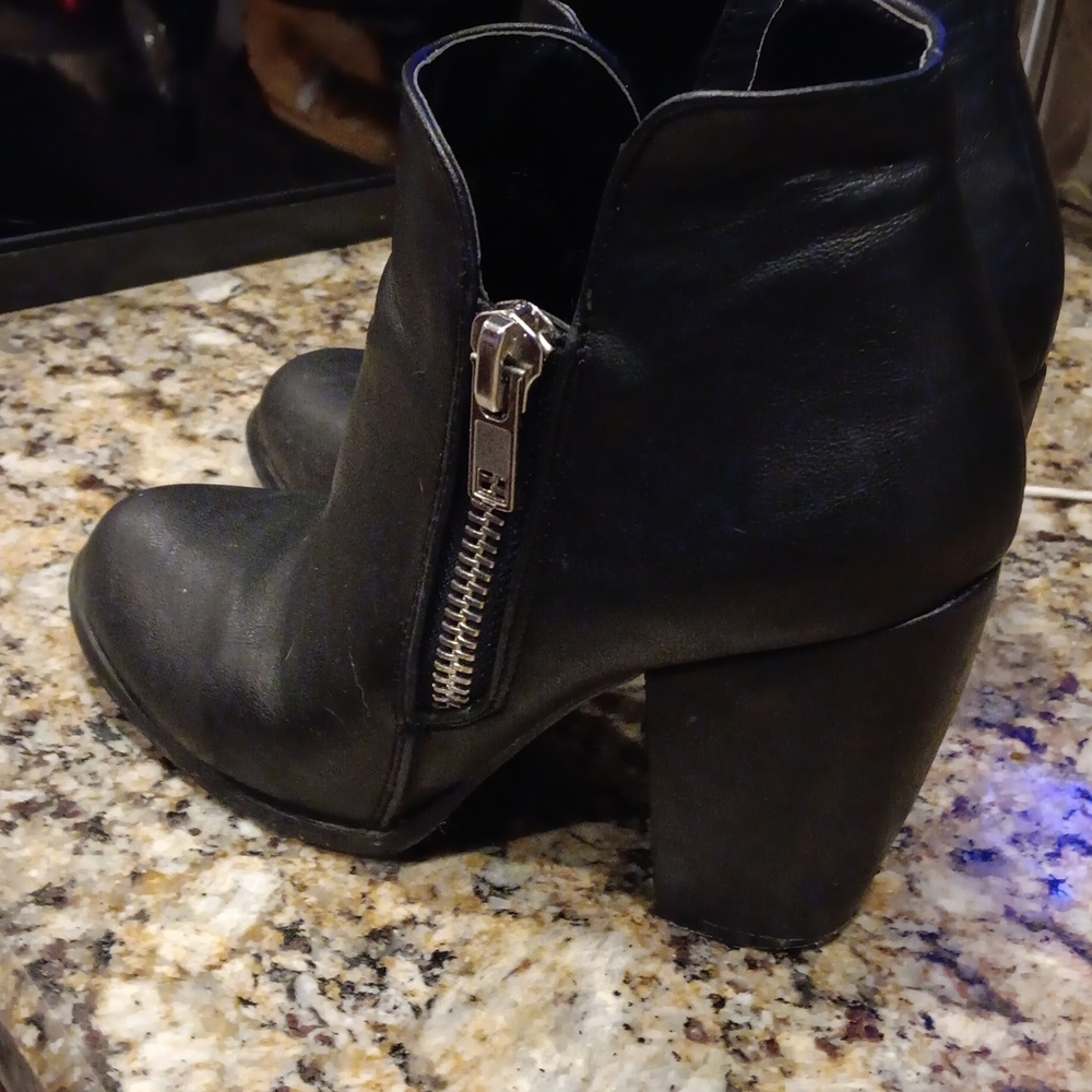 Boots - Picture 4 of 5